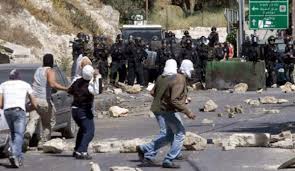 إصابة عشرات الفلسطينيين بالرصاص والاختناق جراء قمع الاحتلال مسيرة بالضفة